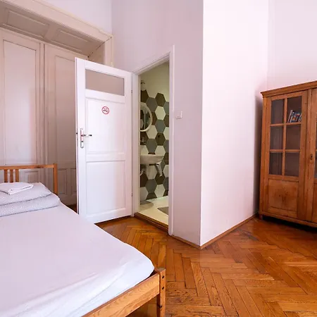 Hostal Trzy Kafki Private